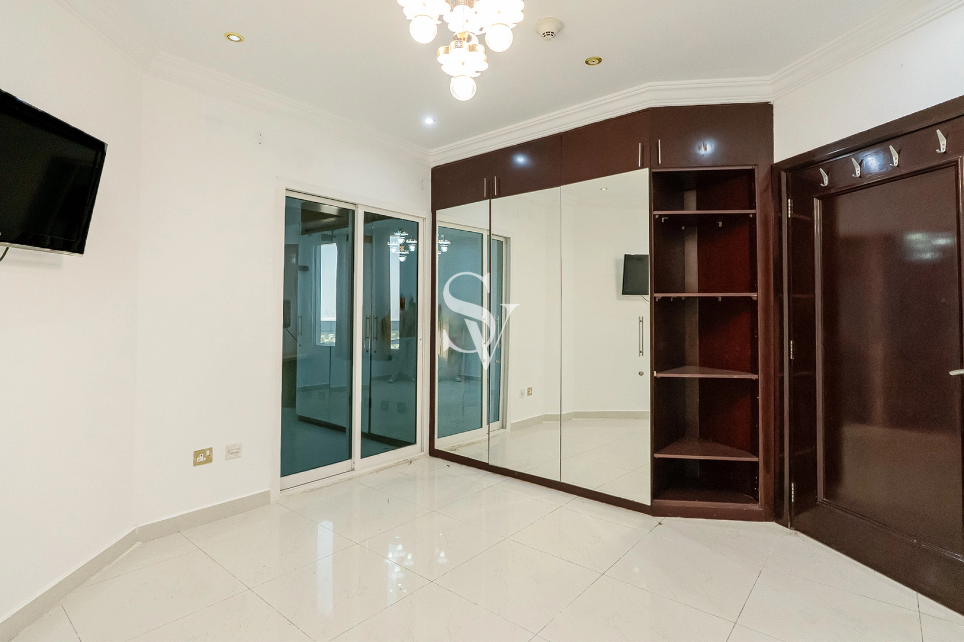 Spacious 1 BR Semi-Furnished | Dubai Gate One
