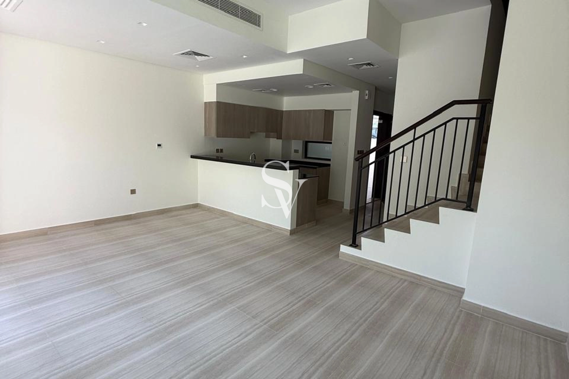 Close to Park | Sigle Row | Spacious | Vacant