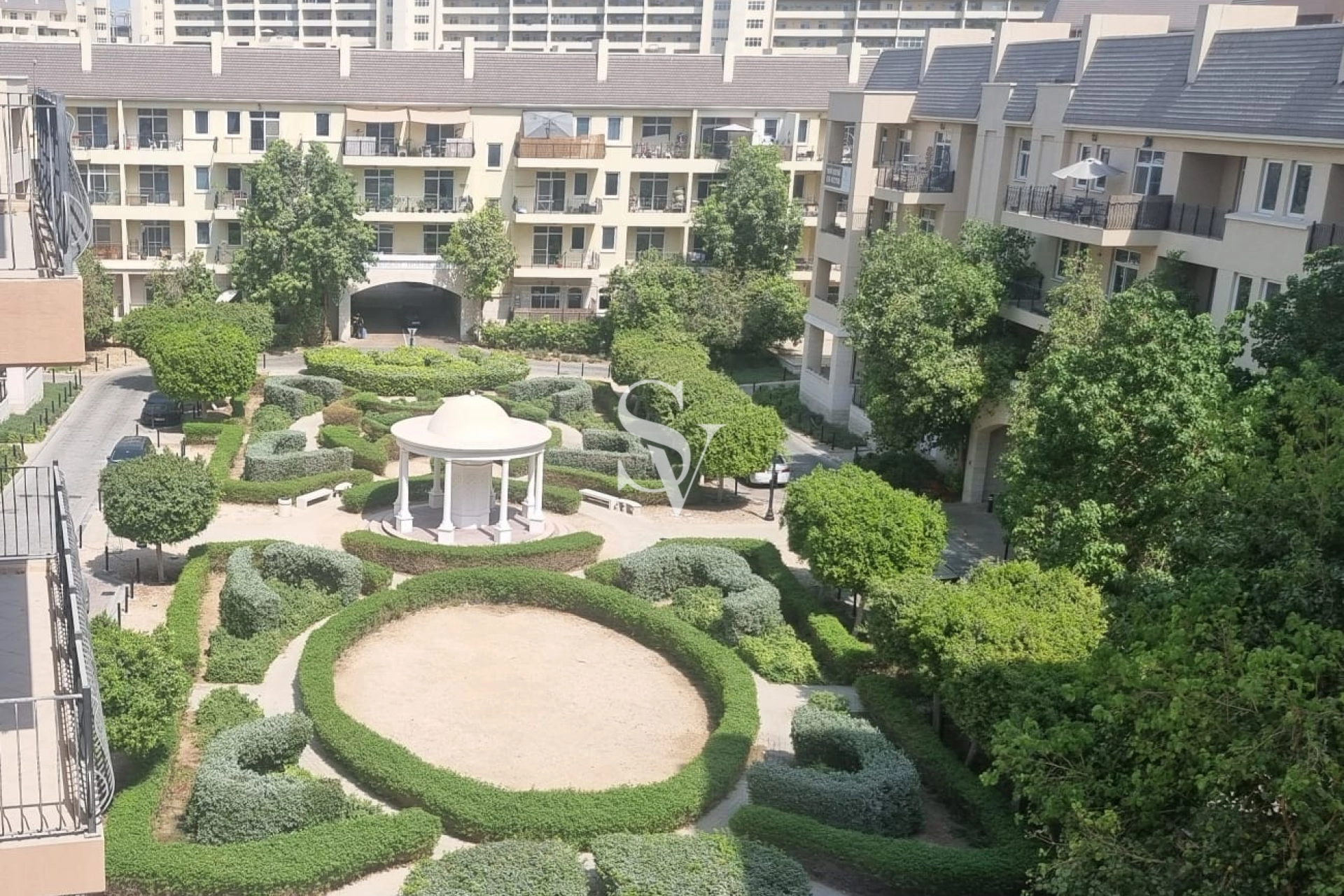 Spacious - Closed Kitchen - Park View
